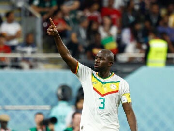Kalidou Koulibaly de Senegal celebra su gol hoy