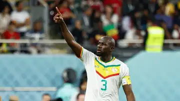 Kalidou Koulibaly de Senegal celebra su gol hoy