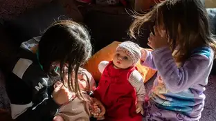 Unas niñas jugando con muñecas Unas niñas jugando con muñecas