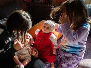 Unas niñas jugando con muñecas Unas niñas jugando con muñecas