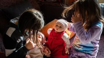 Unas niñas jugando con muñecas