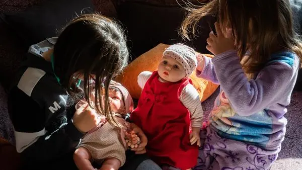 Unas niñas jugando con muñecas Unas niñas jugando con muñecas
