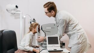 Imagen de archivo de oftalm&oacute;logo