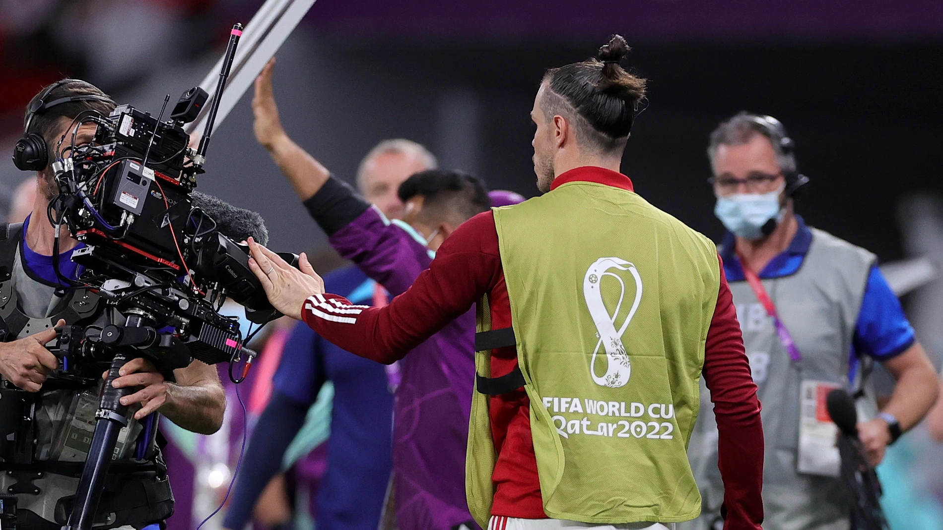 Gareth Bale aparta a un cámara tras la eliminación de Gales del Mundial