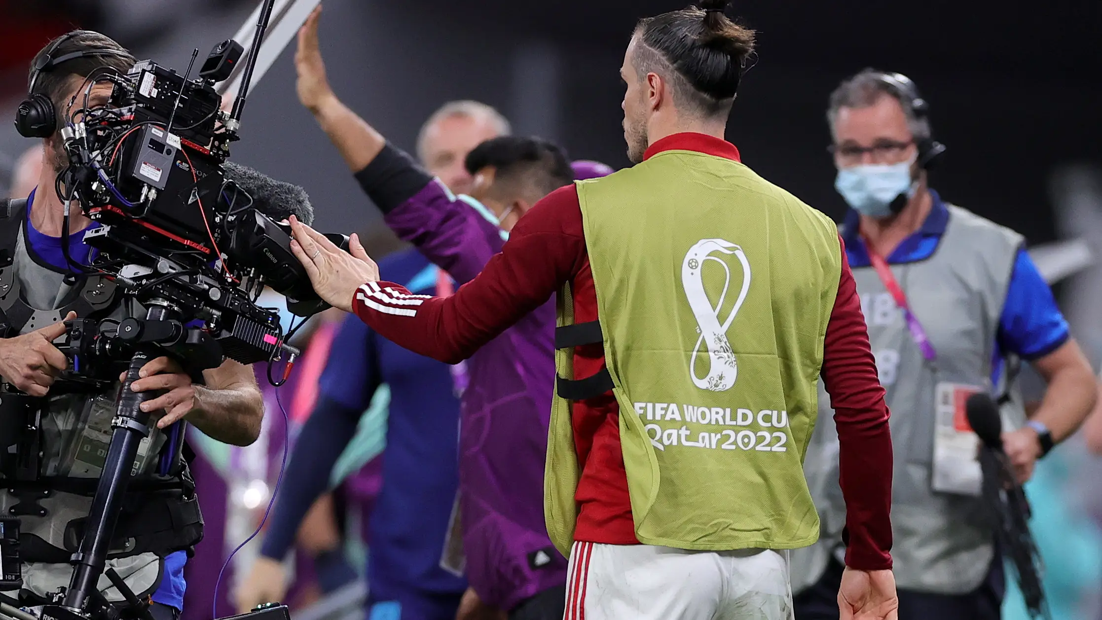 Gareth Bale aparta a un cámara tras la eliminación de Gales del Mundial Gareth Bale aparta a un cámara tras la eliminación de Gales del Mundial