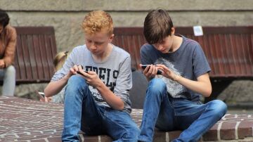 Dos adolescentes con el móvil 