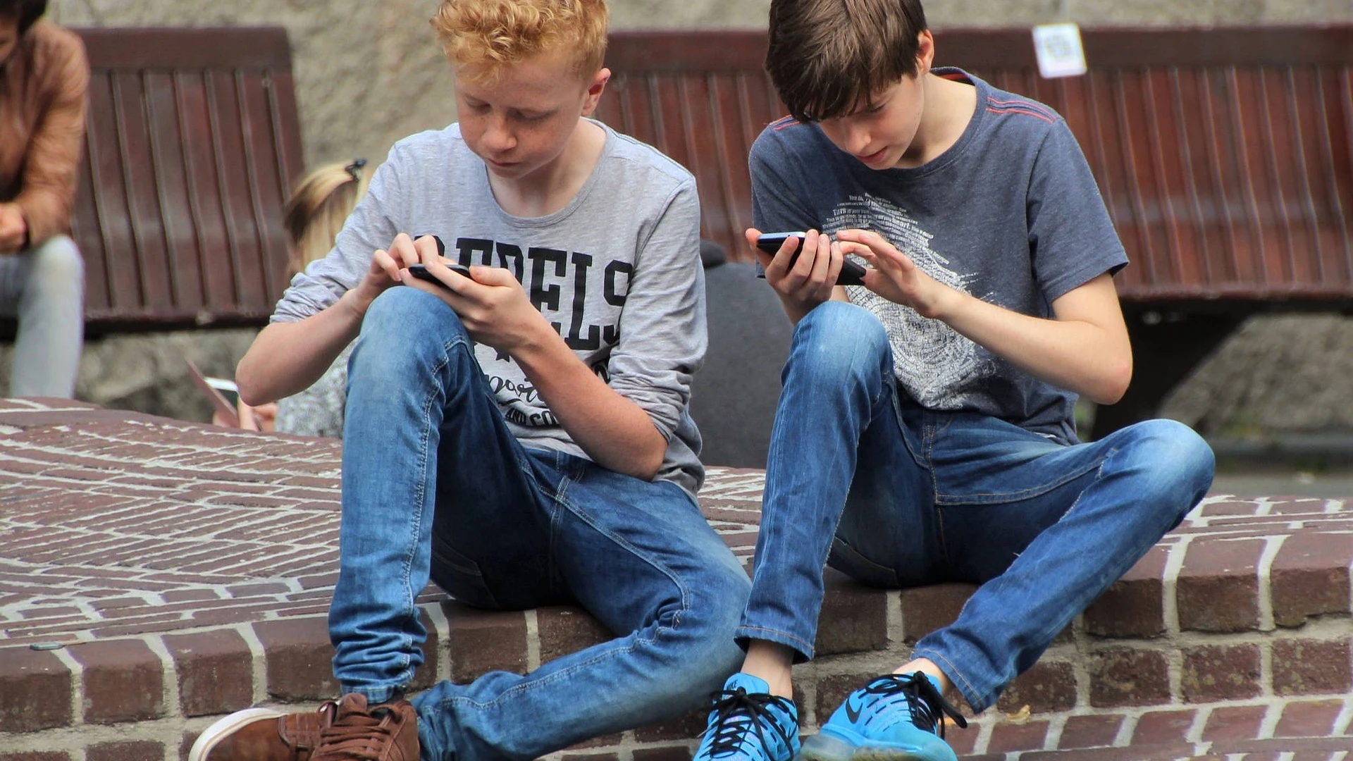 Dos adolescentes con el móvil Dos adolescentes con el móvil