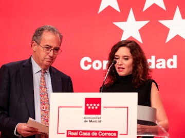 La presidenta de la Comunidad de Madrid, Isabel Díaz Ayuso, junto al vicepresidente, Enrique Ossorio