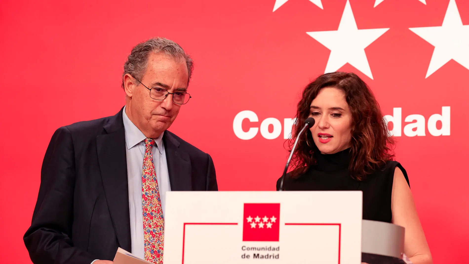 La presidenta de la Comunidad de Madrid, Isabel Díaz Ayuso, junto al vicepresidente, Enrique Ossorio