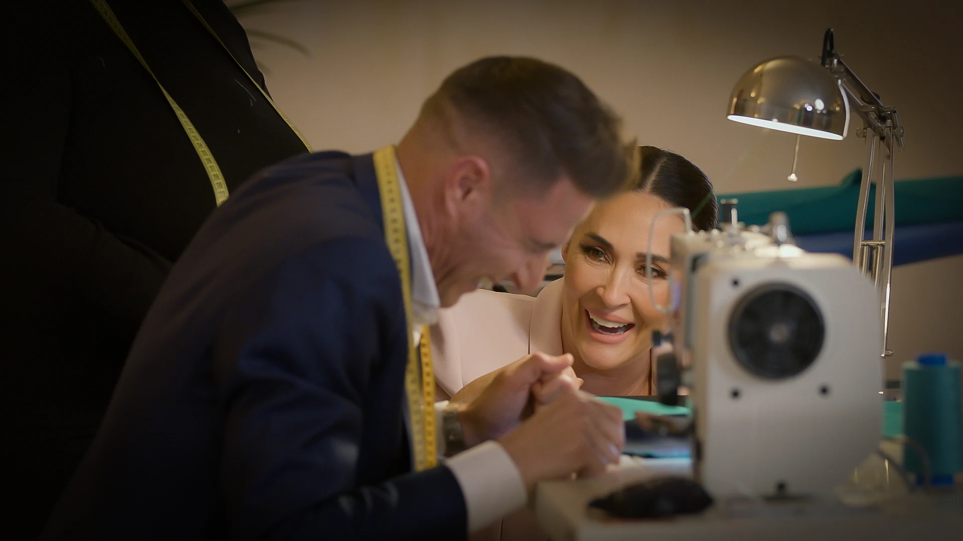 Las risas de Joaquín Sanchez al usar por primera vez una máquina de coser Las risas de Joaquín Sanchez al usar por primera vez una máquina de coser