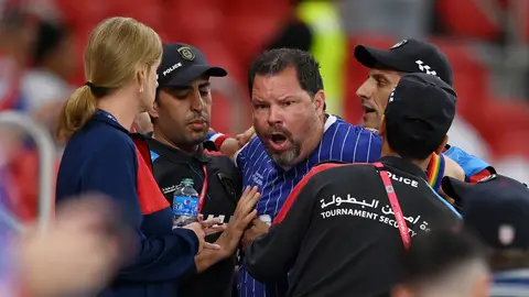 Momento en el que es detenido un seguidor de Estados Unidos Momento en el que es detenido un seguidor de Estados Unidos