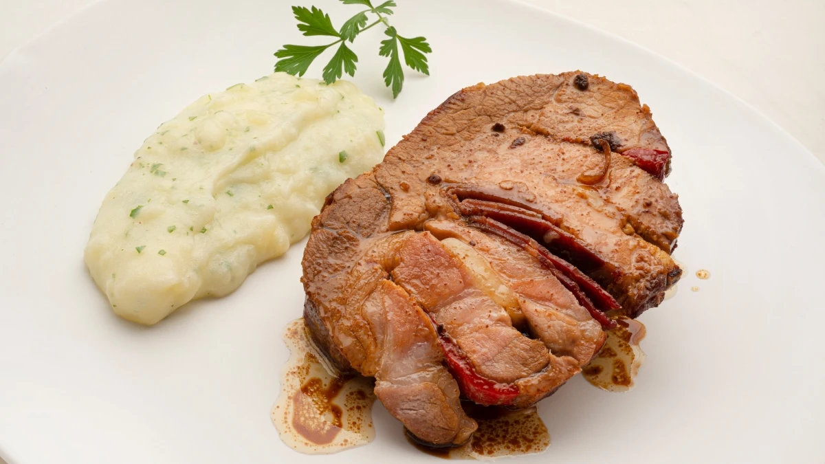 Receta facil&iacute;sima de Argui&ntilde;ano: cabezada de cerdo asada con pur&eacute; de patata