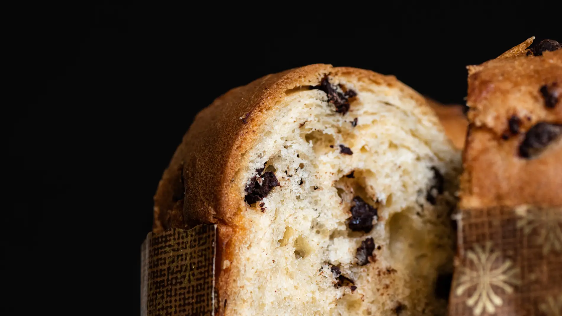 Primer plano de un corte de un panettone