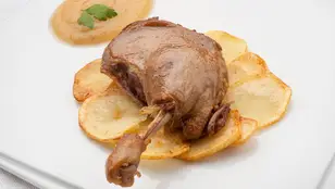 Muslos de pato confitados con puré de manzana