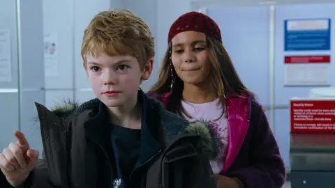 Thomas Brodie-Sangster y Olivia Olson en 'Love Actually' Thomas Brodie-Sangster y Olivia Olson en 'Love Actually'