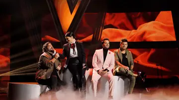 Laura Pausini, Pablo López, Antonio Orozco y Luis Fonsi cantando ‘En cambio no’ en ‘La Voz’
