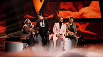 Laura Pausini, Pablo López, Antonio Orozco y Luis Fonsi cantando ‘En cambio no’ en ‘La Voz’