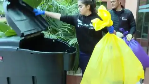 Hacer la cama o limpiar el polvo son algunas de las funciones que aprenden los futuros directivos Hacer la cama o limpiar el polvo son algunas de las funciones que aprenden los futuros directivos