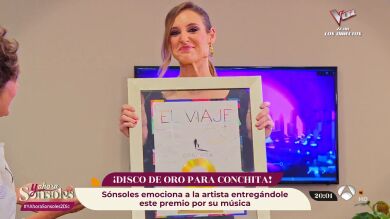 Conchita recibe el disco de oro de manos de una emocionada Sonsoles Ónega: “Eres muy especial