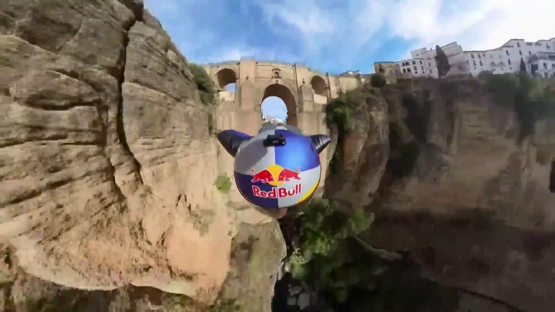 Dani Rom&aacute;n cruza por debajo del Puente Nuevo de Ronda