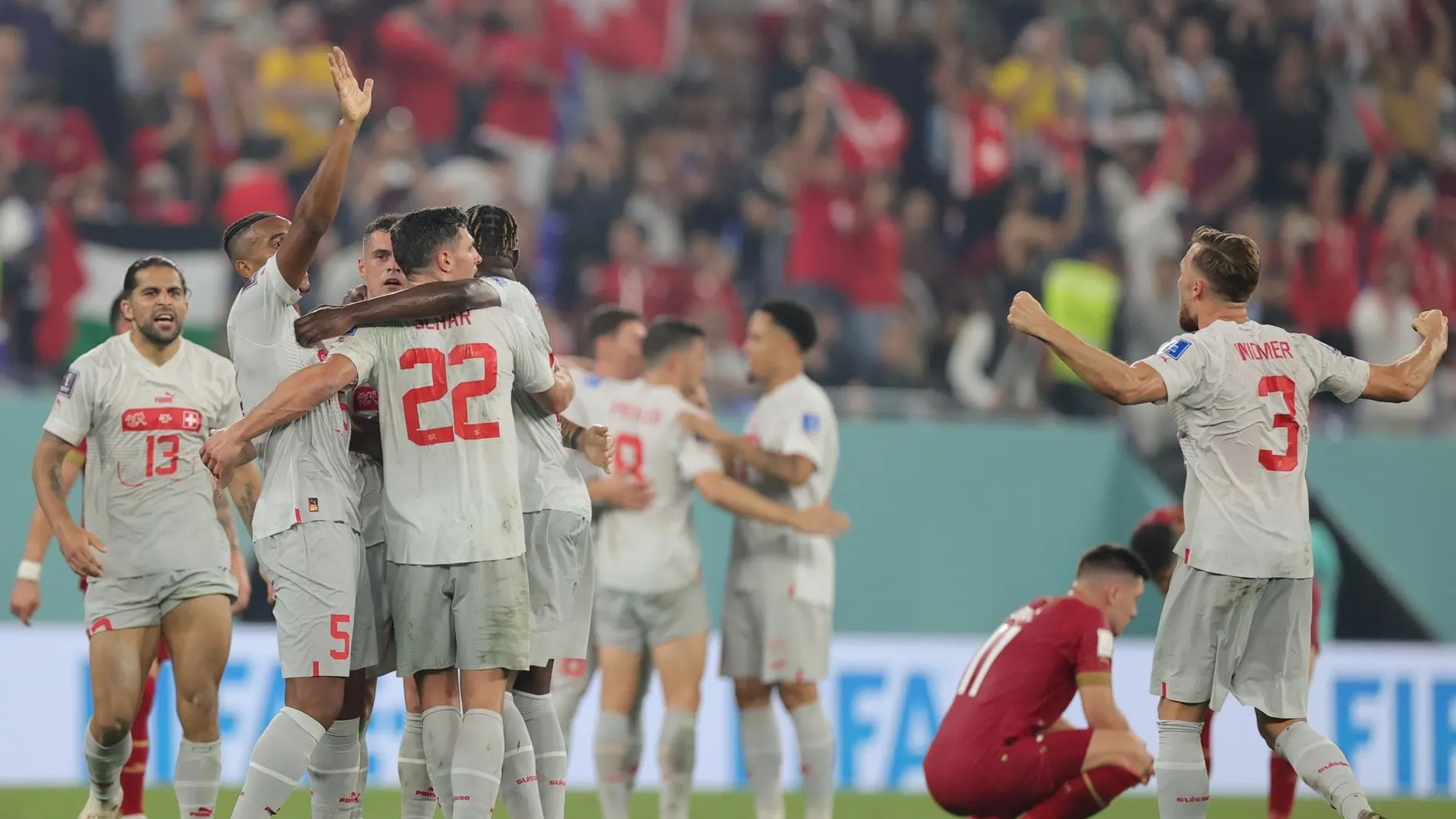 Los jugadores suizos celebran la victoria frente a Serbia y el pase a octavos