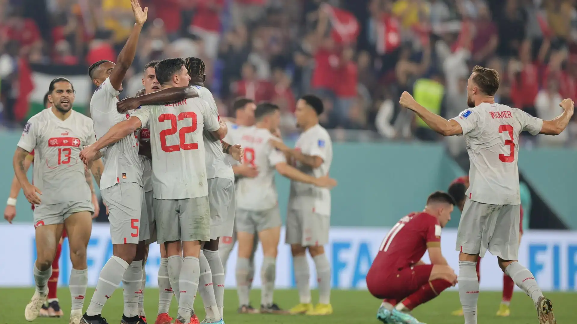 Los jugadores suizos celebran la victoria frente a Serbia y el pase a octavos Los jugadores suizos celebran la victoria frente a Serbia y el pase a octavos