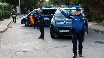 Agentes de la Policía Nacional española en la entrada de la Embajada de Ucrania en Madrid Agentes de la Policía Nacional española en la entrada de la Embajada de Ucrania en Madrid