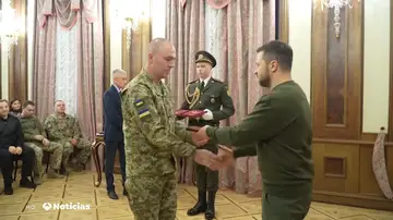 Volodímir Zelenski condecora a los miles de prisioneros ucranianos liberados en la guerra Volodímir Zelenski condecora a los miles de prisioneros ucranianos liberados en la guerra