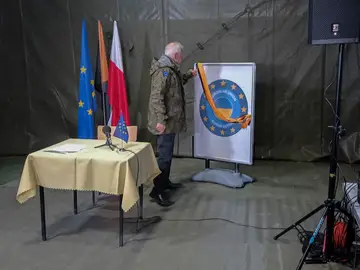 Josep Borrell durante la inauguración de este viernes en la base polaca de Brzeg de la misión europea de entrenamiento a soldados ucranianos Josep Borrell durante la inauguración de este viernes en la base polaca de Brzeg de la misión europea de entrenamiento a soldados ucranianos