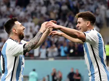 Messi y Julián Álvarez celebran el segundo de Argentina a Australia Messi y Julián Álvarez celebran el segundo de Argentina a Australia