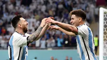 Messi y Julián Álvarez celebran el segundo de Argentina a Australia