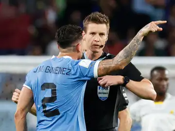Giménez protesta airadamente al colegiado del Ghana - Uruguay Giménez protesta airadamente al colegiado del Ghana - Uruguay