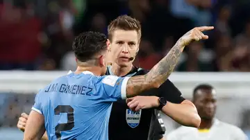 Giménez protesta airadamente al colegiado del Ghana - Uruguay Giménez protesta airadamente al colegiado del Ghana - Uruguay