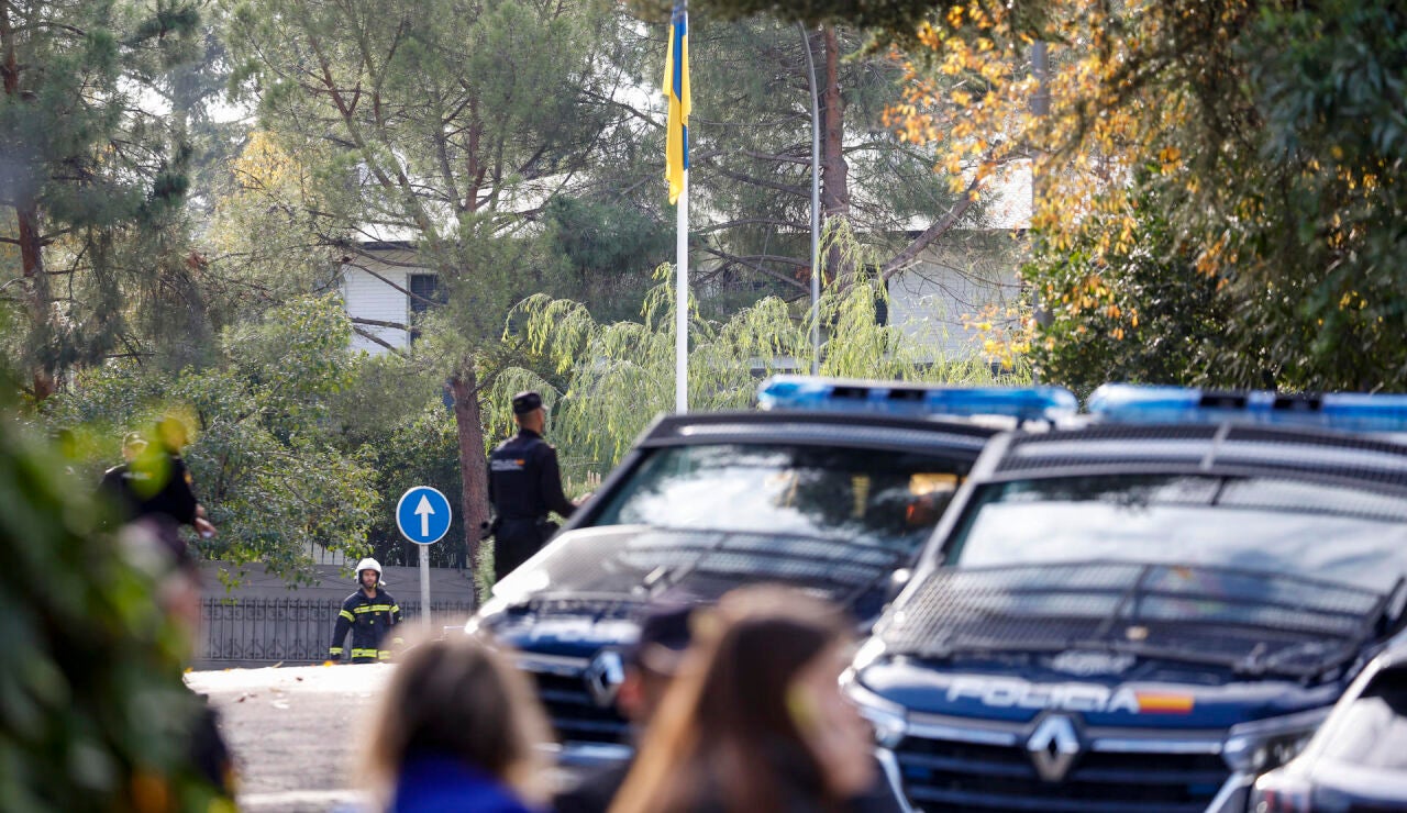 Miembros de la Policía Nacional en la Embajada de Ucrania en Madrid