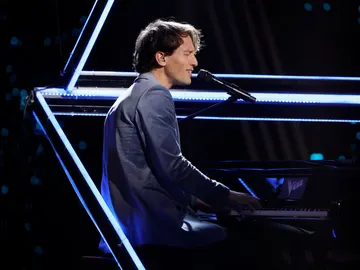 Antón Perard emociona a Laura Pausini versionando ‘Entre tú y mil males’ en ‘La Voz’ Antón Perard emociona a Laura Pausini versionando ‘Entre tú y mil males’ en ‘La Voz’