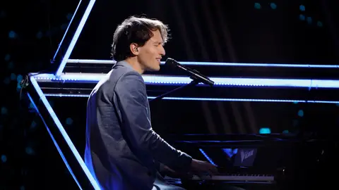 Antón Perard emociona a Laura Pausini versionando ‘Entre tú y mil males’ en ‘La Voz’ Antón Perard emociona a Laura Pausini versionando ‘Entre tú y mil males’ en ‘La Voz’