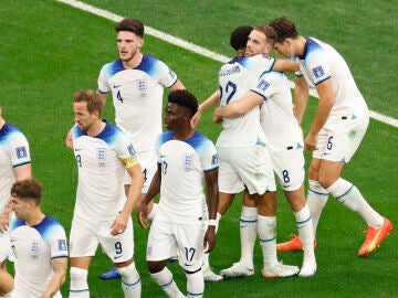 El equipo inglés celebra el gol de Jordan Henderson ante Senegal