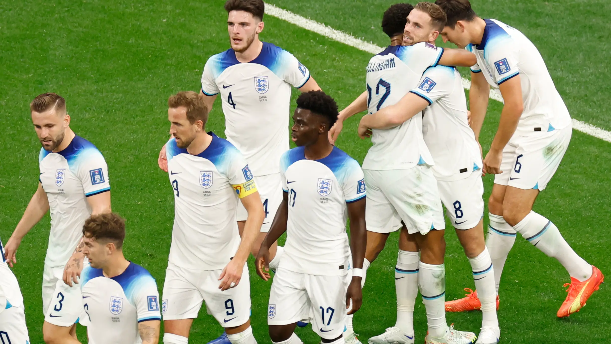 El equipo ingl&eacute;s celebra el gol de Jordan Henderson ante Senegal