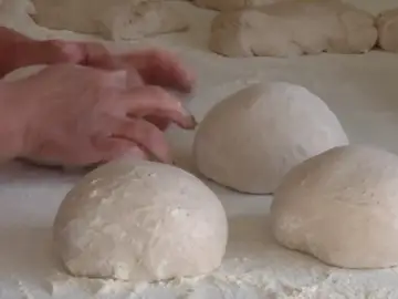 Miguel Beade, la quinta generación de una familia de panaderos, sorprende con su pan con "grelos" Miguel Beade, la quinta generación de una familia de panaderos, sorprende con su pan con "grelos"