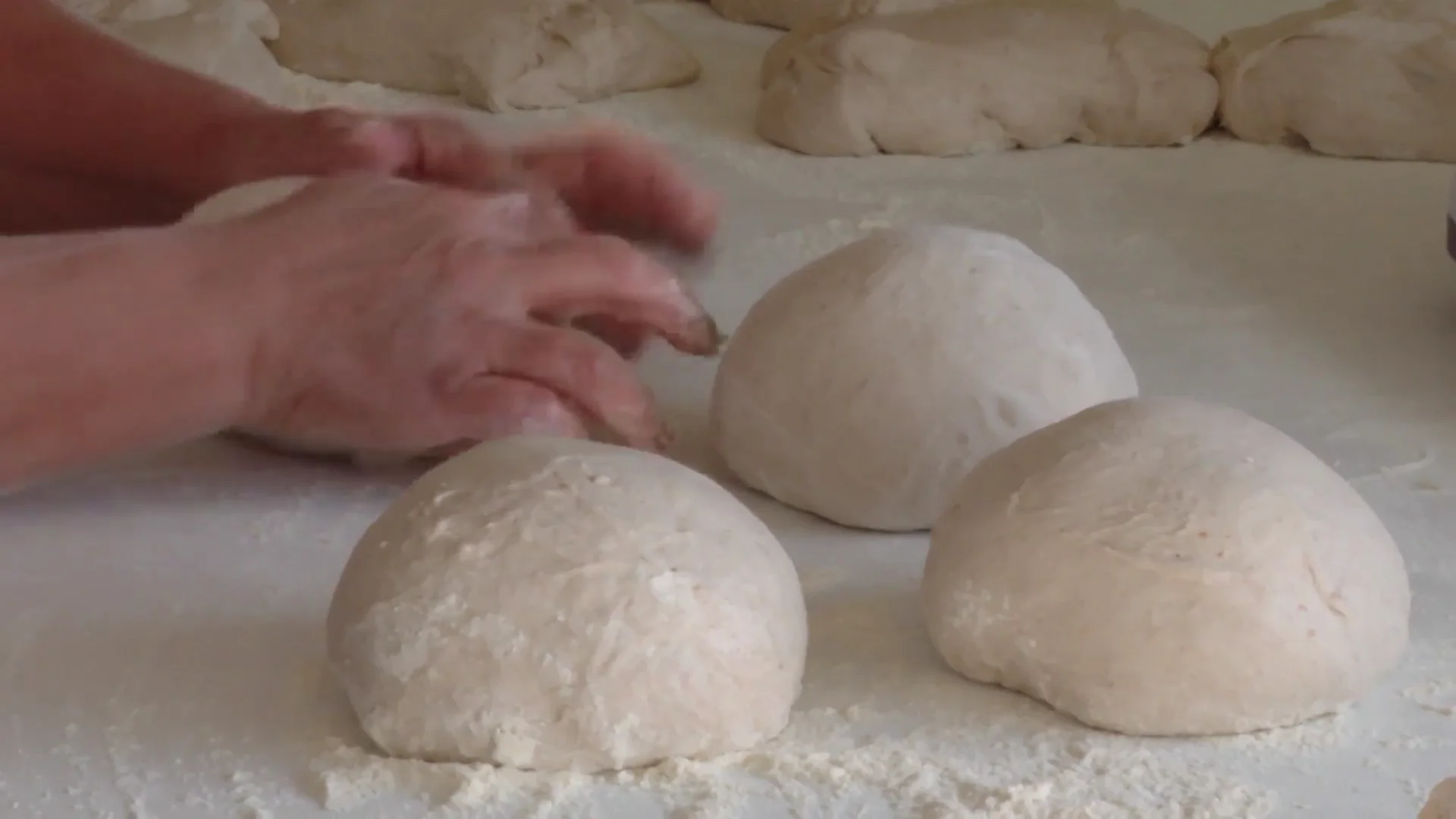 Miguel Beade, la quinta generaci&oacute;n de una familia de panaderos, sorprende con su pan con "grelos"
