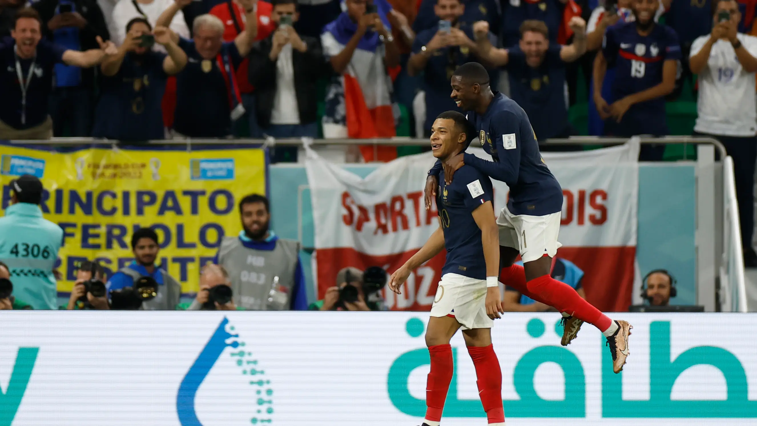 Mbappé y Dembelé celebran el tanto de Kylian ante Polonia Mbappé y Dembelé celebran el tanto de Kylian ante Polonia