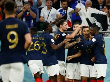 Los jugadores franceses celebran el gol de Mbappé en los octavos del Mundial de Qatar