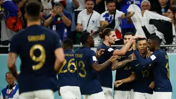 Los jugadores franceses celebran el gol de Mbappé en los octavos del Mundial de Qatar Los jugadores franceses celebran el gol de Mbappé en los octavos del Mundial de Qatar