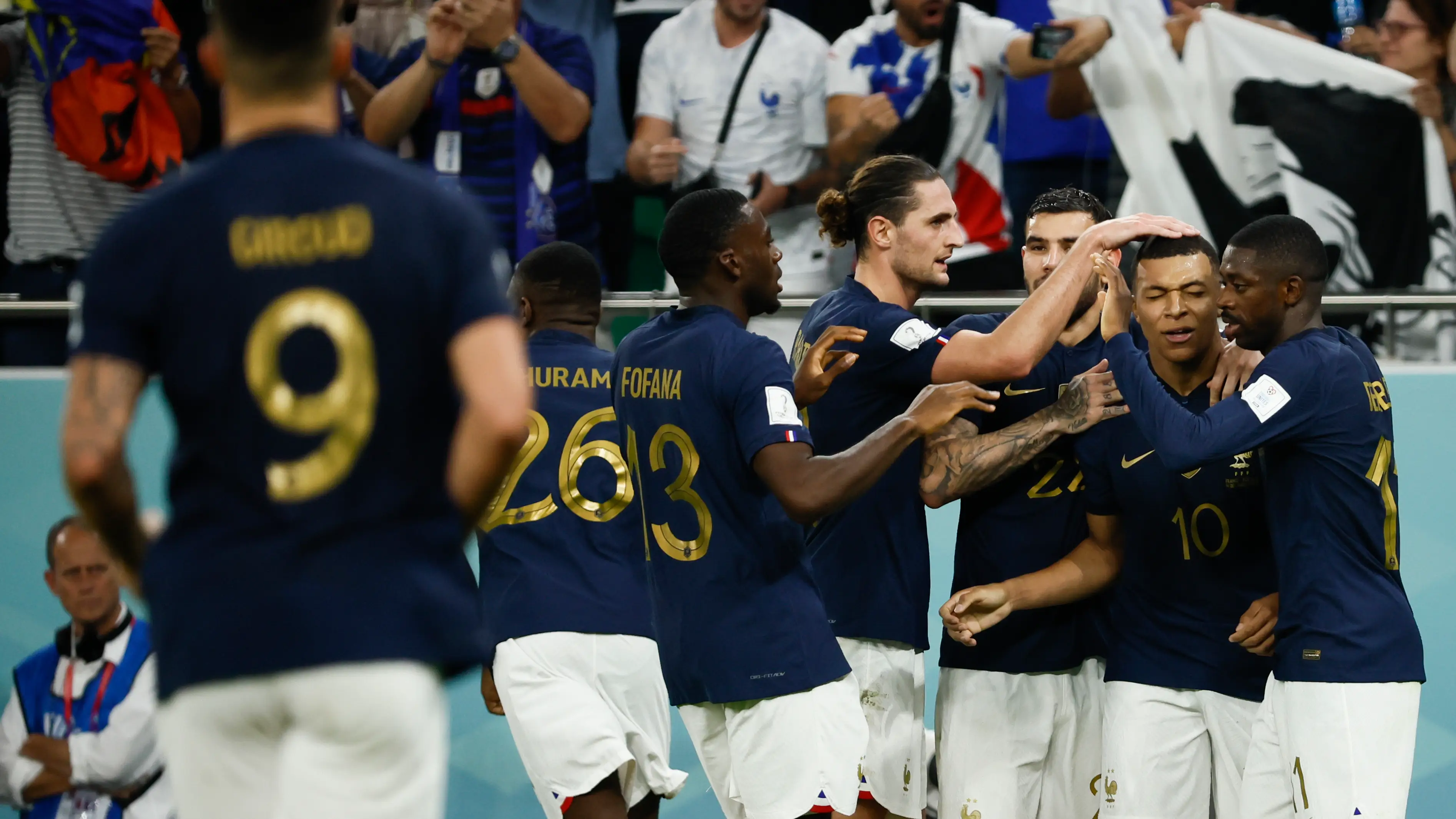 Los jugadores franceses celebran el gol de Mbappé en los octavos del Mundial de Qatar Los jugadores franceses celebran el gol de Mbappé en los octavos del Mundial de Qatar