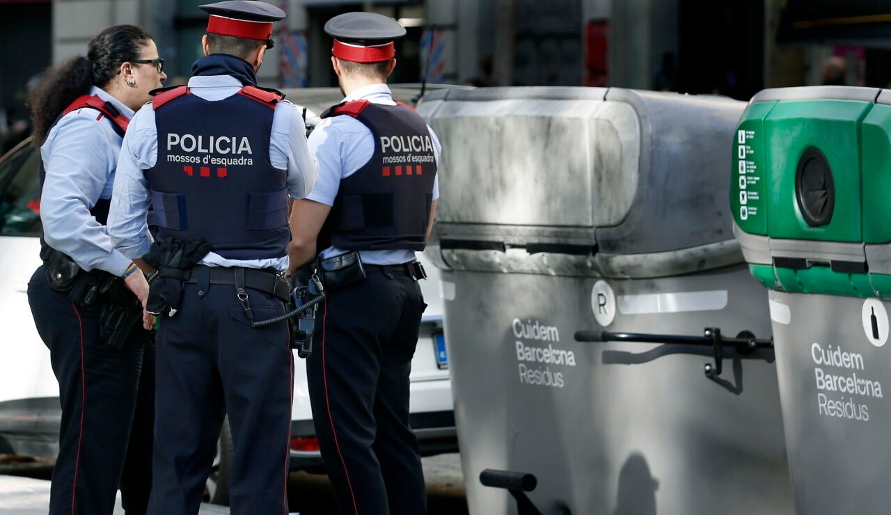 Tres mossos en el lugar donde se encontró la maleta con el cadáver dentro