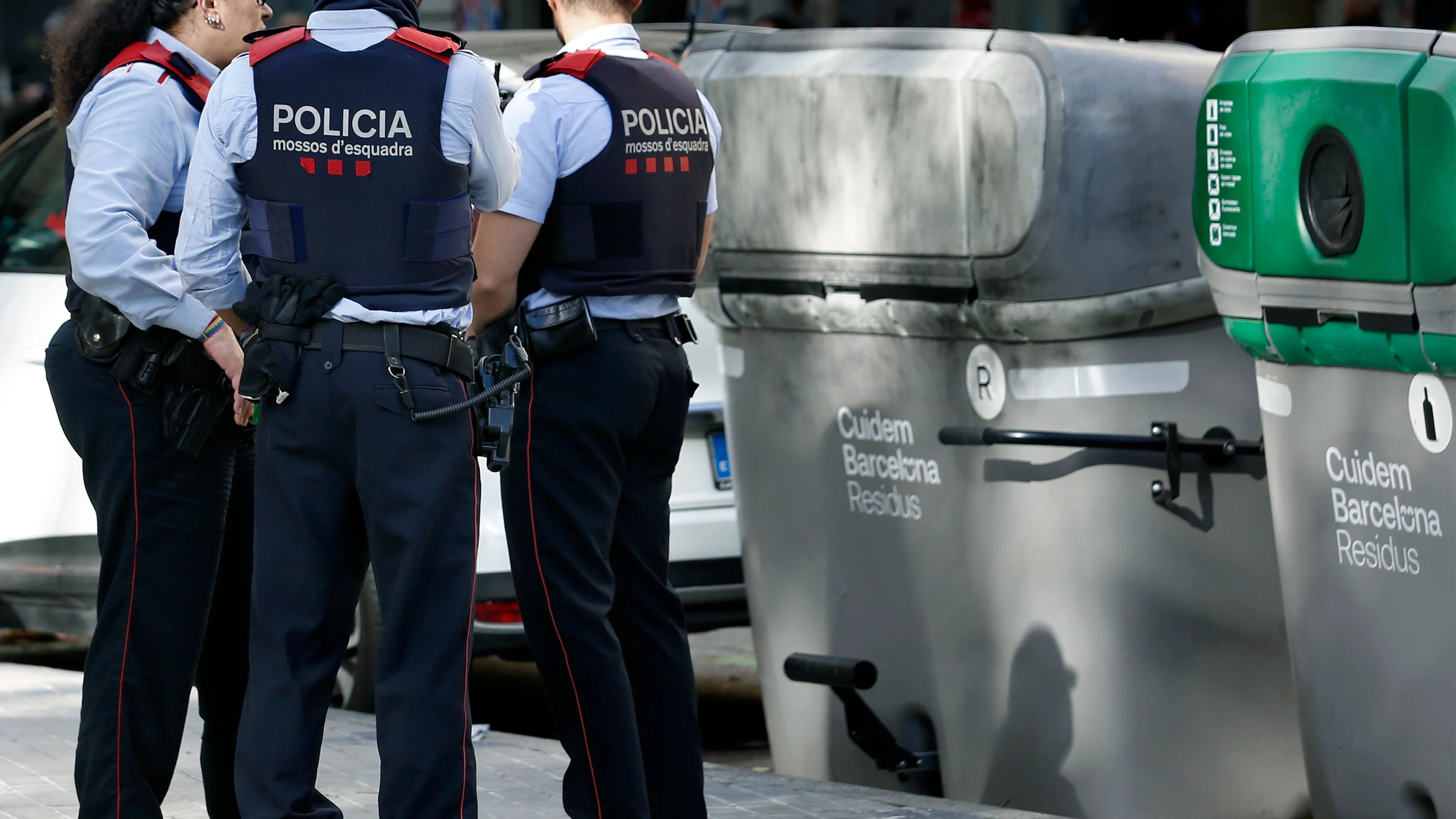Tres mossos en el lugar donde se encontr&oacute; la maleta con el cad&aacute;ver dentro