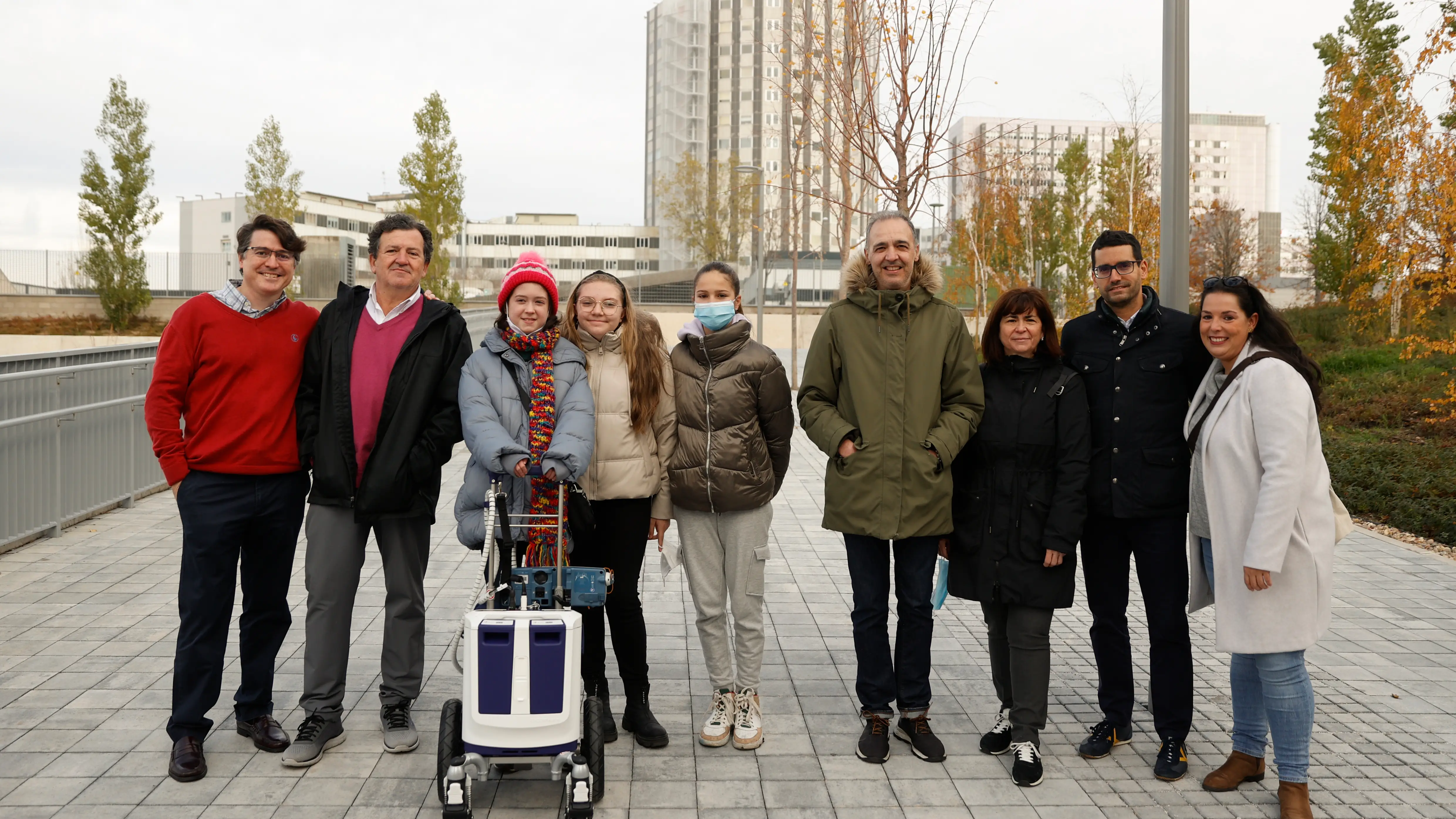 Arena junto a sus padres, amigas y equipo médico del Hospital de La Paz en su salida al cine con la nueva consola Arena junto a sus padres, amigas y equipo médico del Hospital de La Paz en su salida al cine con la nueva consola