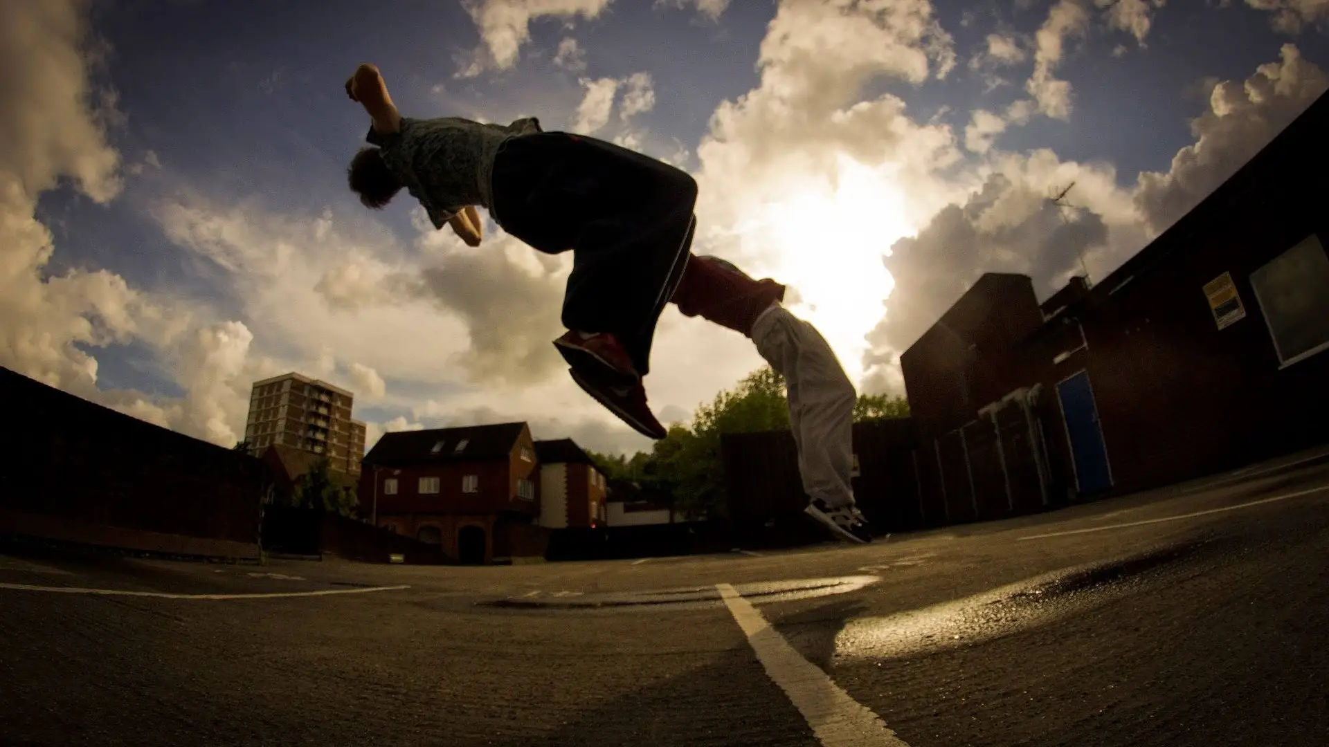 Una persona haciendo parkour