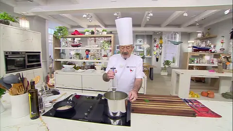 Tritura los ingredientes con una batidora eléctrica Tritura los ingredientes con una batidora eléctrica