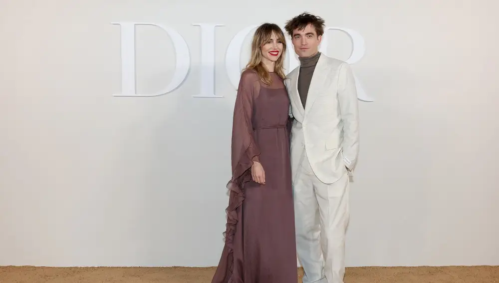 Robert Pattinson y su novia Suki Waterhouse en un evento de Dior